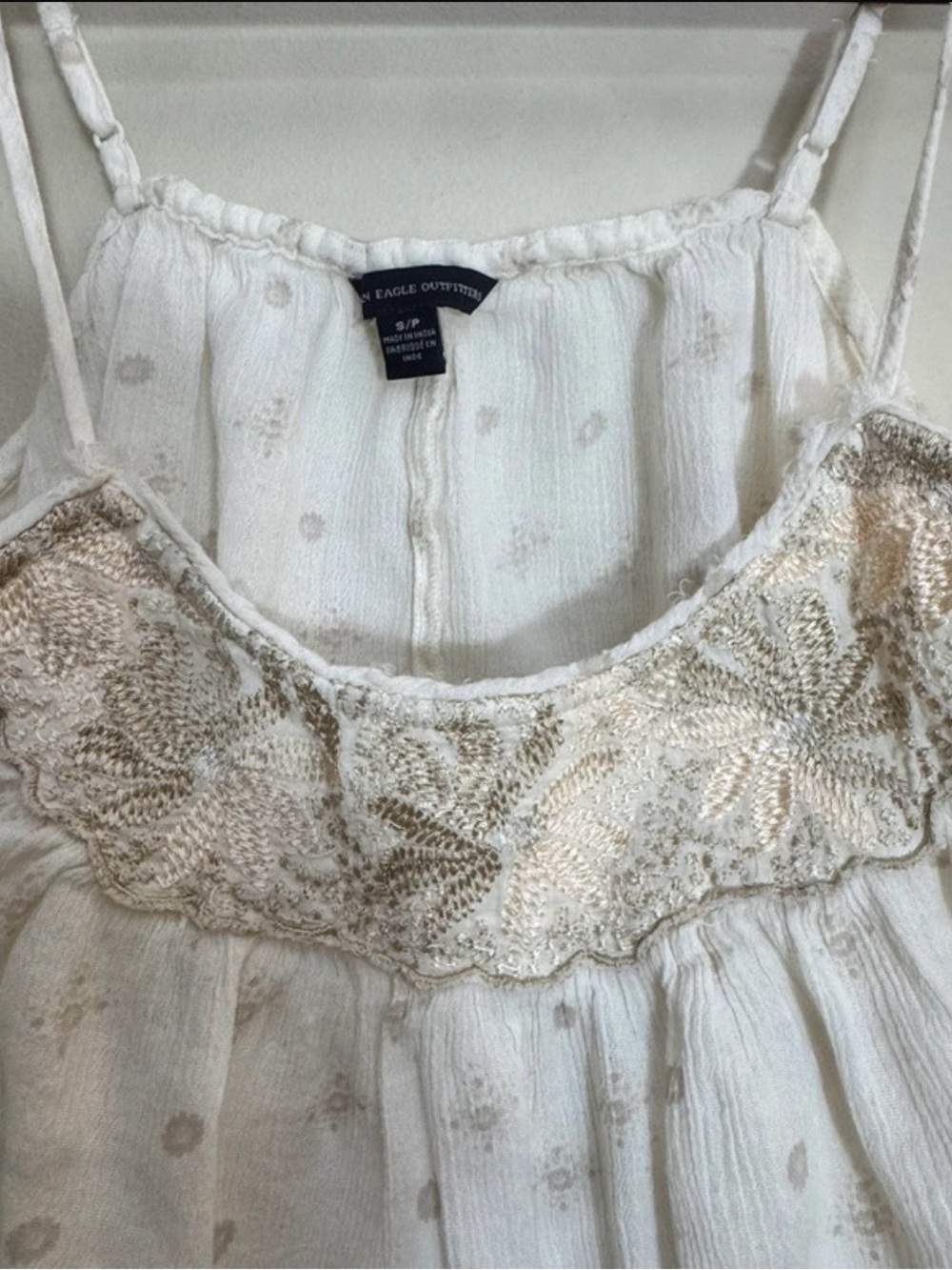 American‎ Eagle Outfitters White TOP with Beige Floral Embroidery - Picture 3 of 5